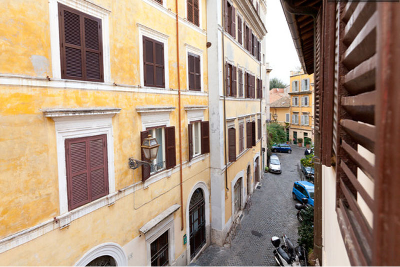 vicolo di trastevere dalle finestre delle camere